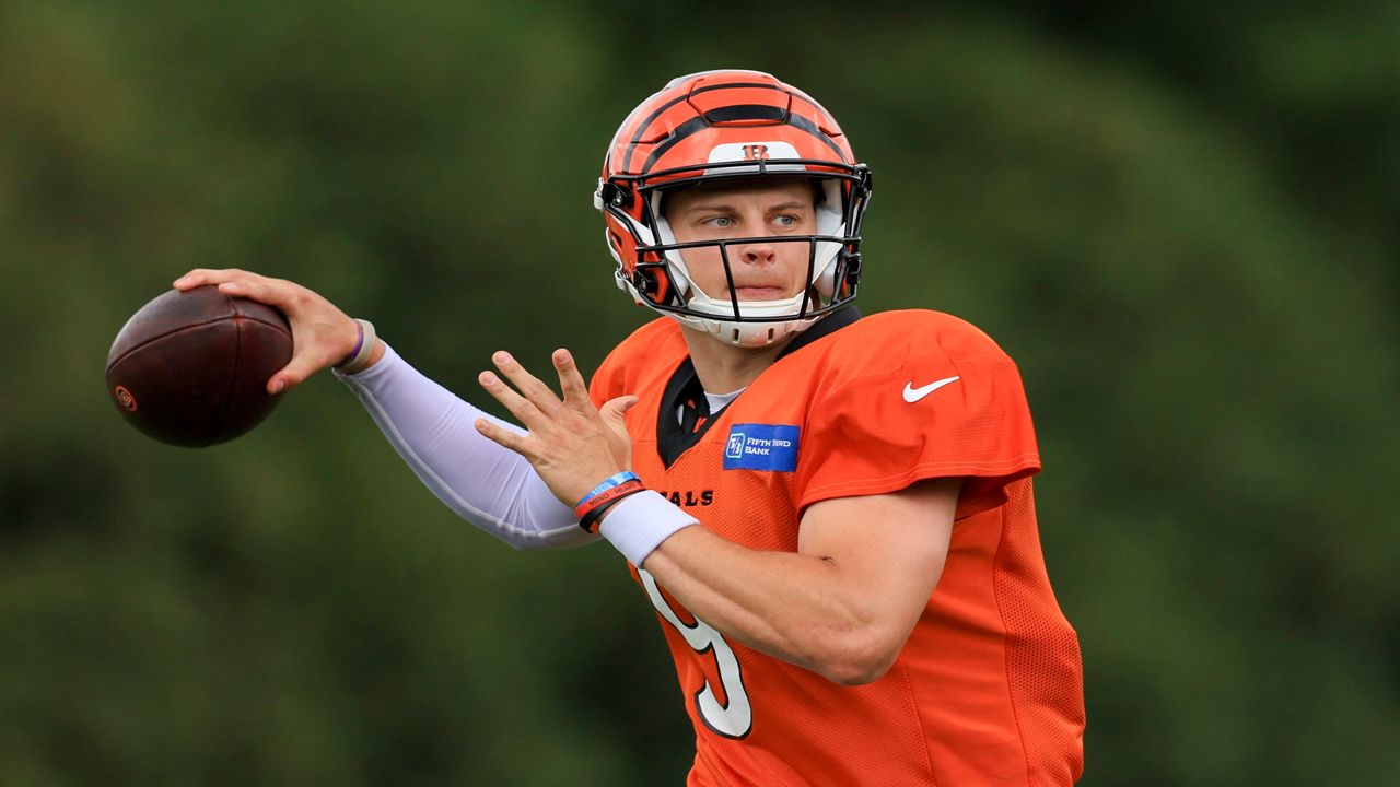 Burrow plays through calf injury, throws for 259 yards as Bengals