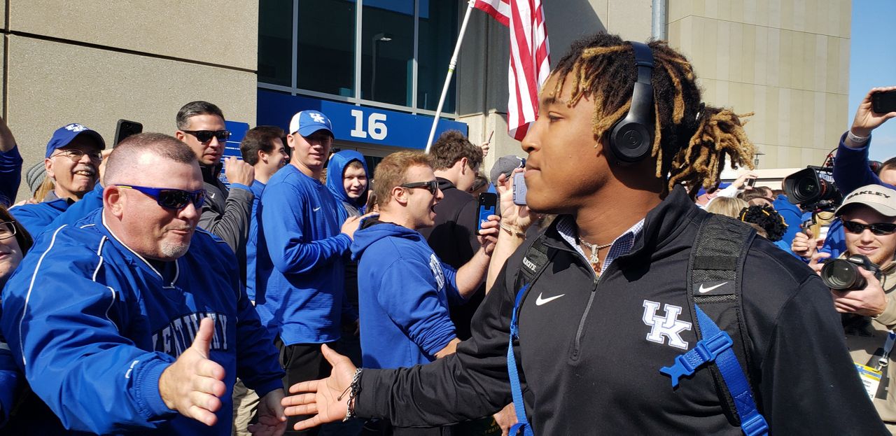 LOOK: Benny Snell custom cleats in Citrus Bowl offers nod to Elton