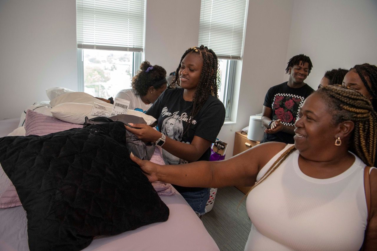 Benya Coleman and her family spend time decorating her dorm room at the University of Cincinnati. (Photo courtesy of University of Cincinnati)