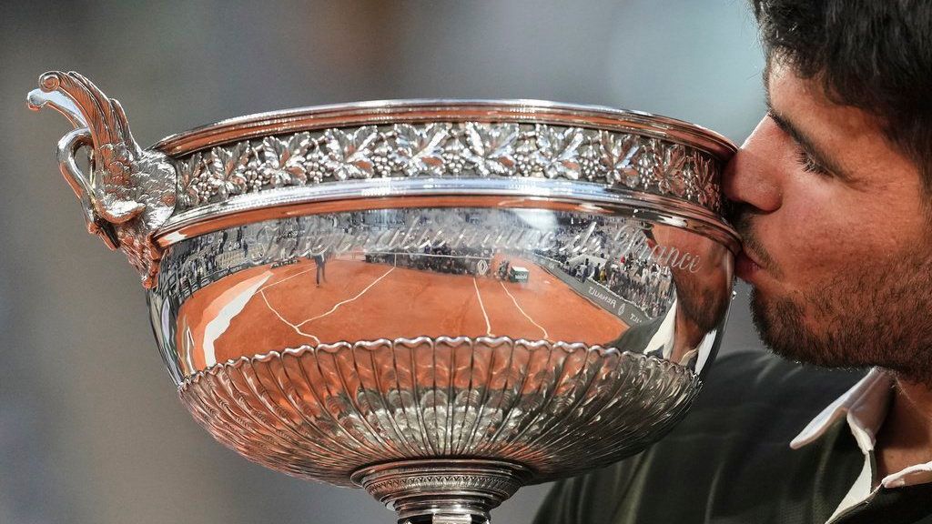 Carlos Alcaraz celebra con el trofeo tras ganar la final del Abierto de Francia contra el italiano Jannik Sinner.
