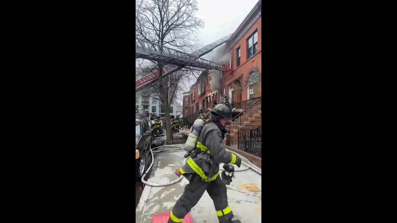 Madre e hija de un año mueren en un incendio en Brooklyn