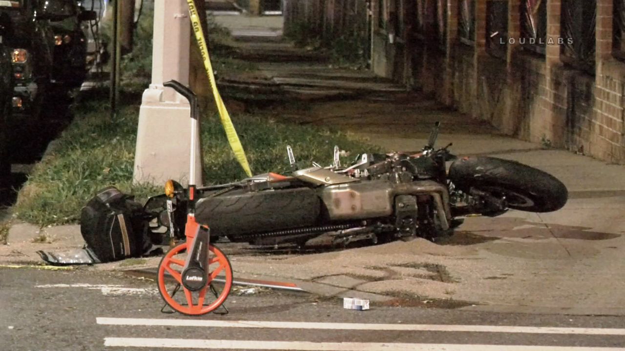 Un motociclista pierde la vida tras ser arrollado por una minivan en Brooklyn.