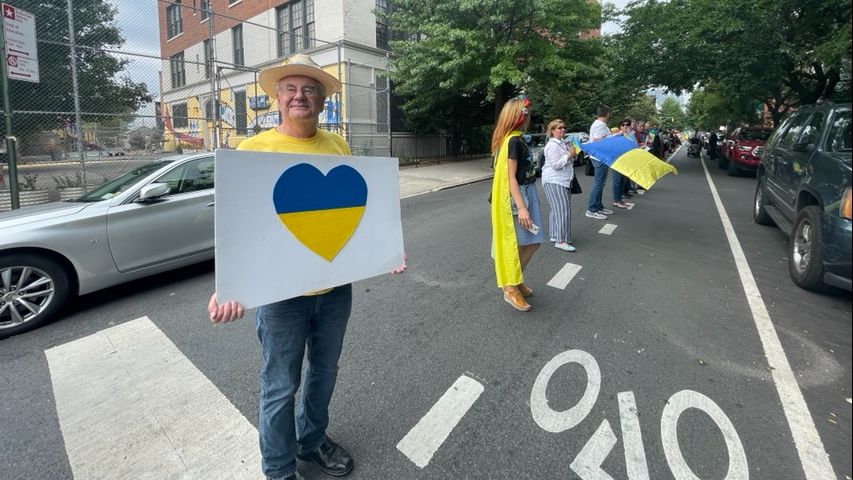 Bruklino katalikai sudaro žmonių grandinę, palaikydami Ukrainą