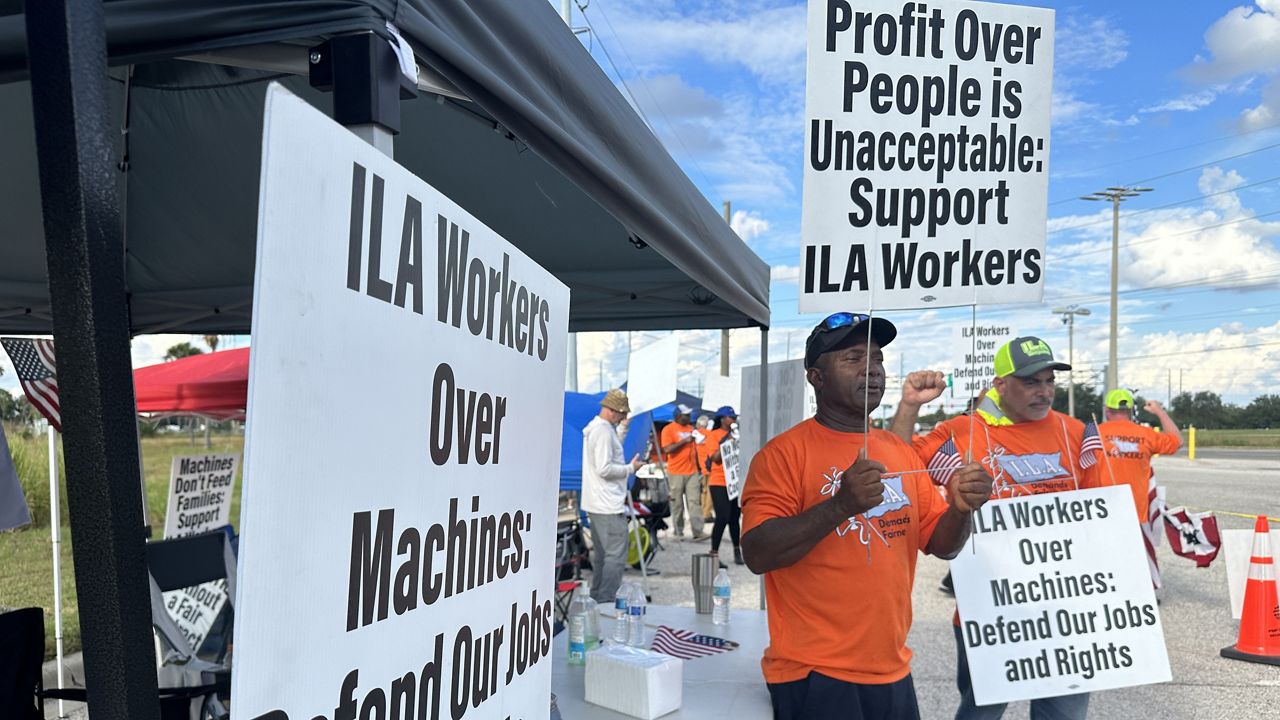 Picket line at Port Tampa Bay. (Spectrum News/Sarah Blazonis)