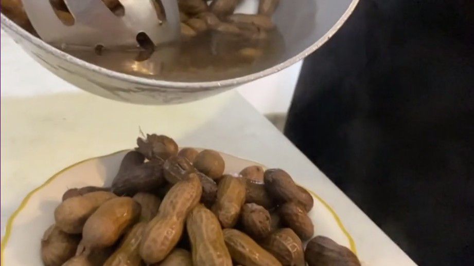 eating-nc-boiled-peanuts