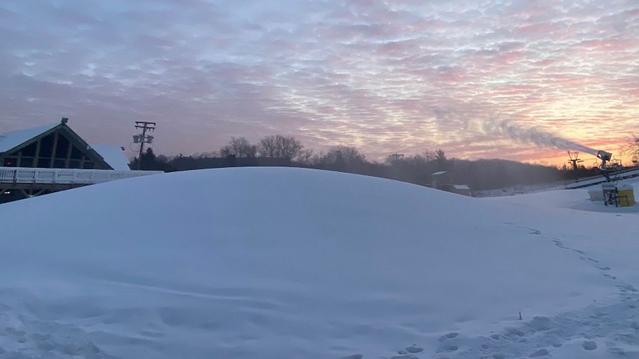 Ohio ski area closes early amid warm weather trend