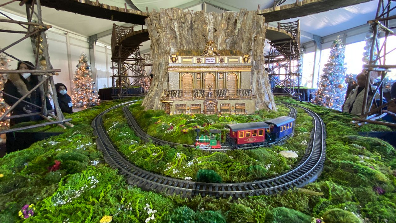 Next stop for holiday fun A botanical garden train show