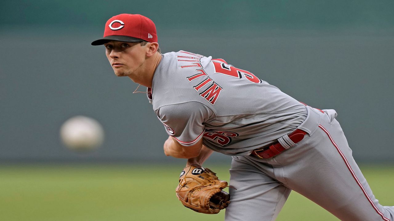 Reds hold off Royals 54
