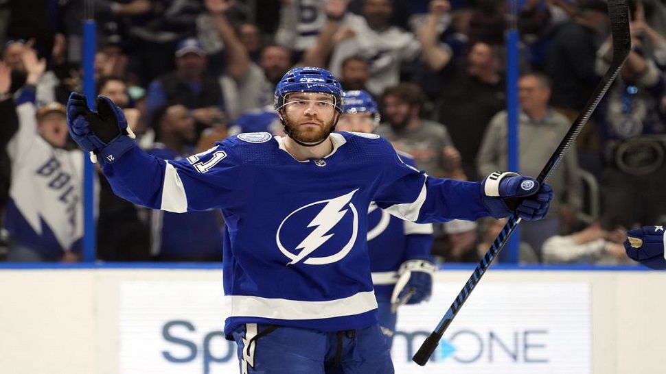 Nikita Kucherov, Lightning beat Devils 3-1, end first-round series