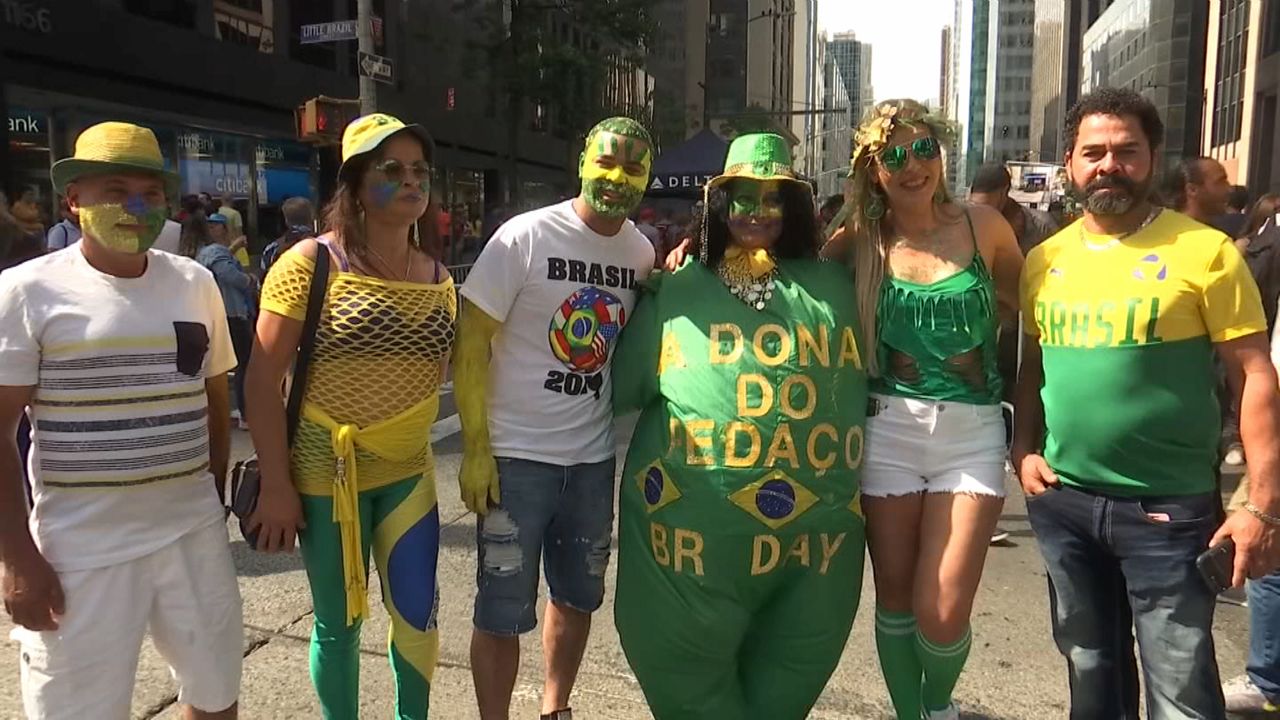 Una batucada brasileña se apodera de las calles en Manhattan