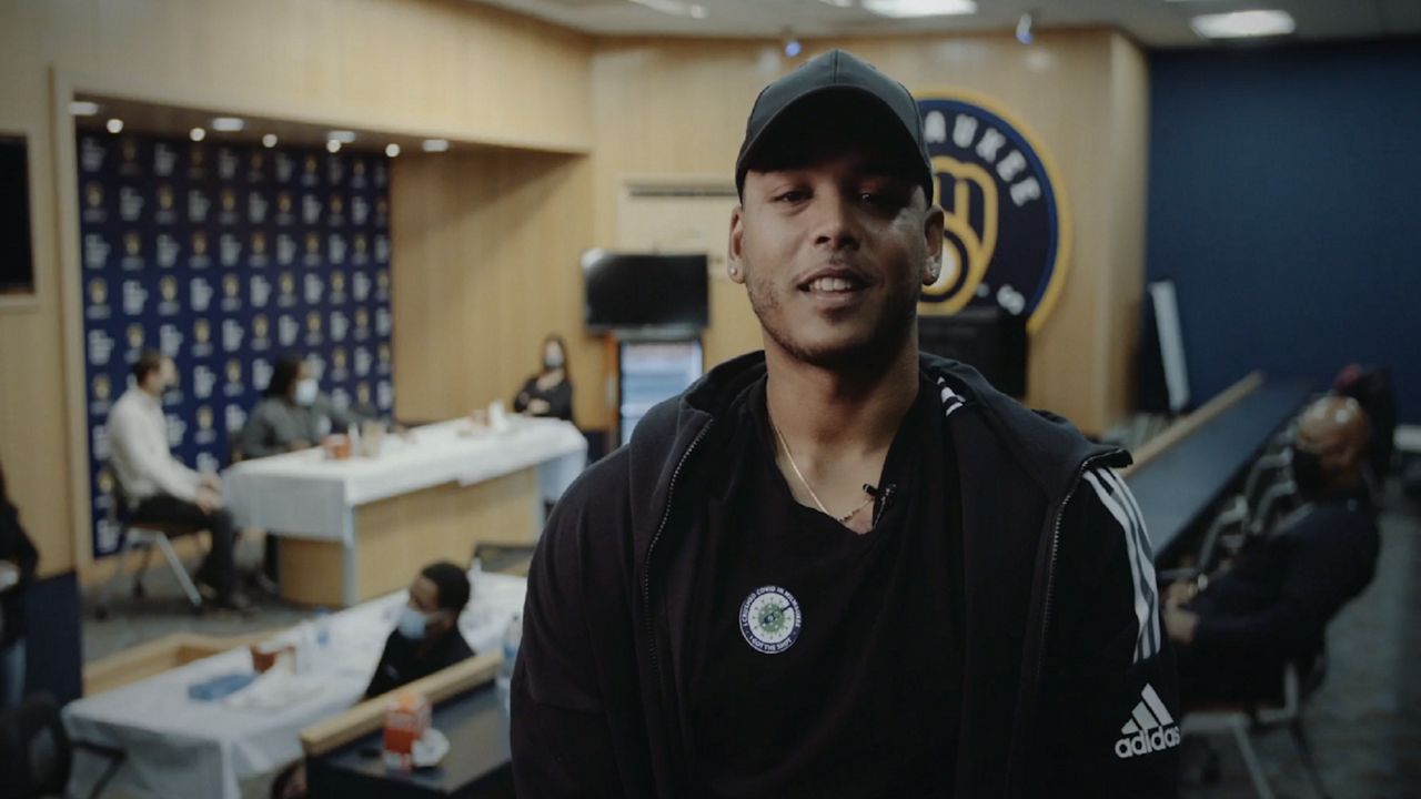 Brewers players Narváez, Urías visit health clinic to promote