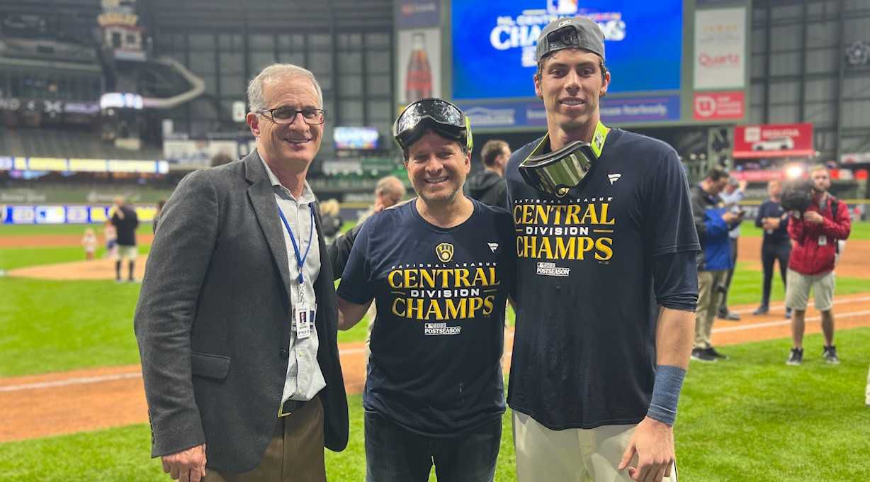 Bob Uecker gets hit with beer shower during Brewers clinch celebration