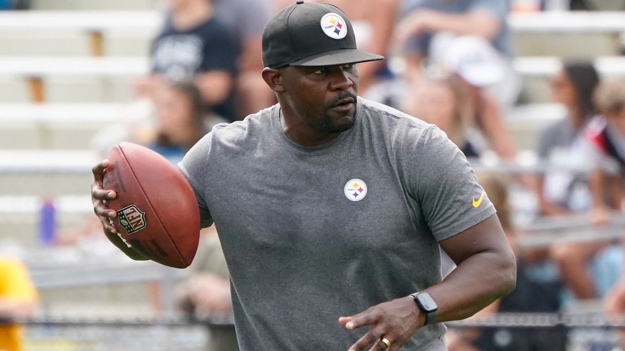 Pittsburgh Steelers senior defensive assistant Brian Flores works with the defense as they go through drills during practice at NFL football training camp in Latrobe, Pa., Monday, Aug. 8, 2022. (AP Photo/Keith Srakocic)