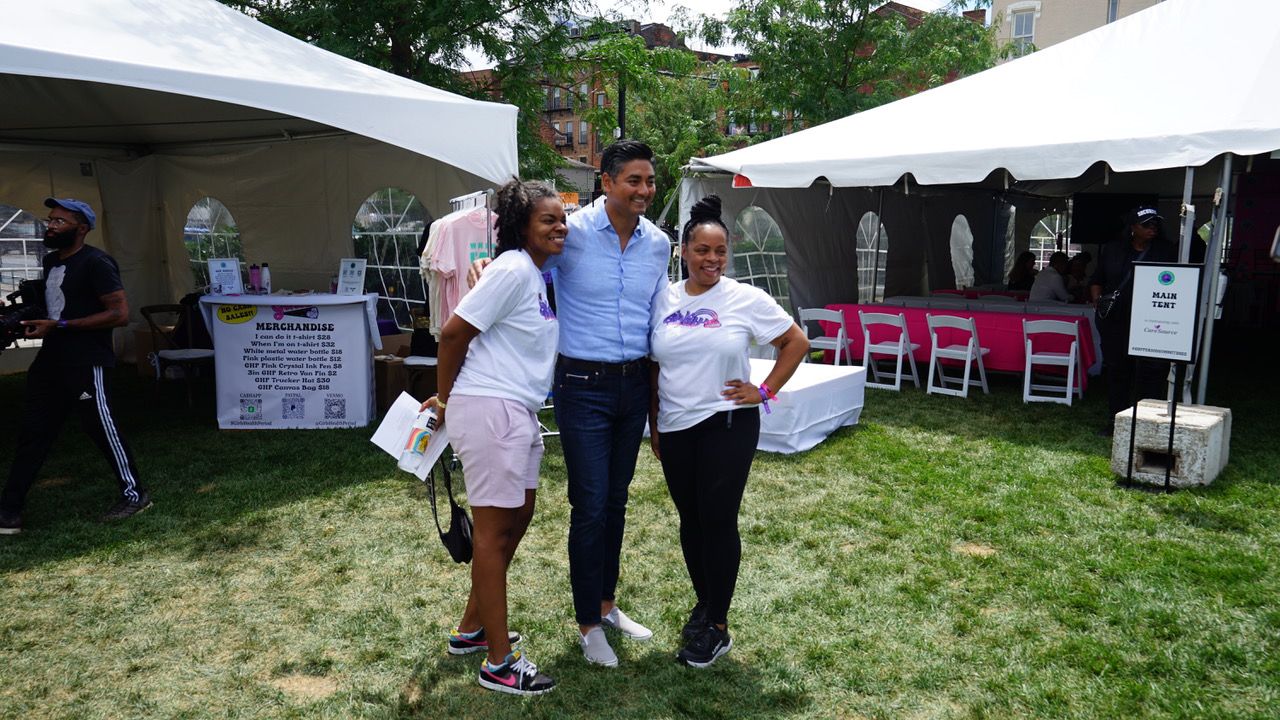 Erikka Gray (L) and Brittani Gray (R) are joined by Cincinnati Mayor Aftab Pureval at the GHP Period Summit. (Photo courtesy of Girls Health Period)