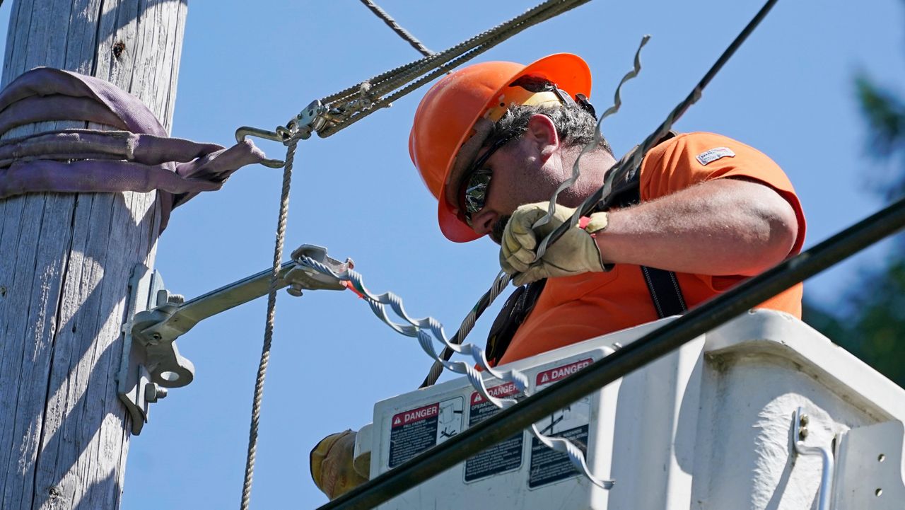 Sen. Tammy Baldwin, Spectrum celebrate broadband expansion project