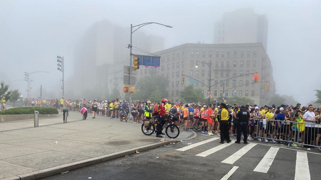 Runners gather at the Brooklyn Half Marathon on a hazy Saturday morning. (NY1/Arnold Davick)