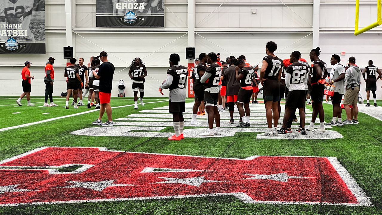 Watch: Browns' indoor facility gets new turf