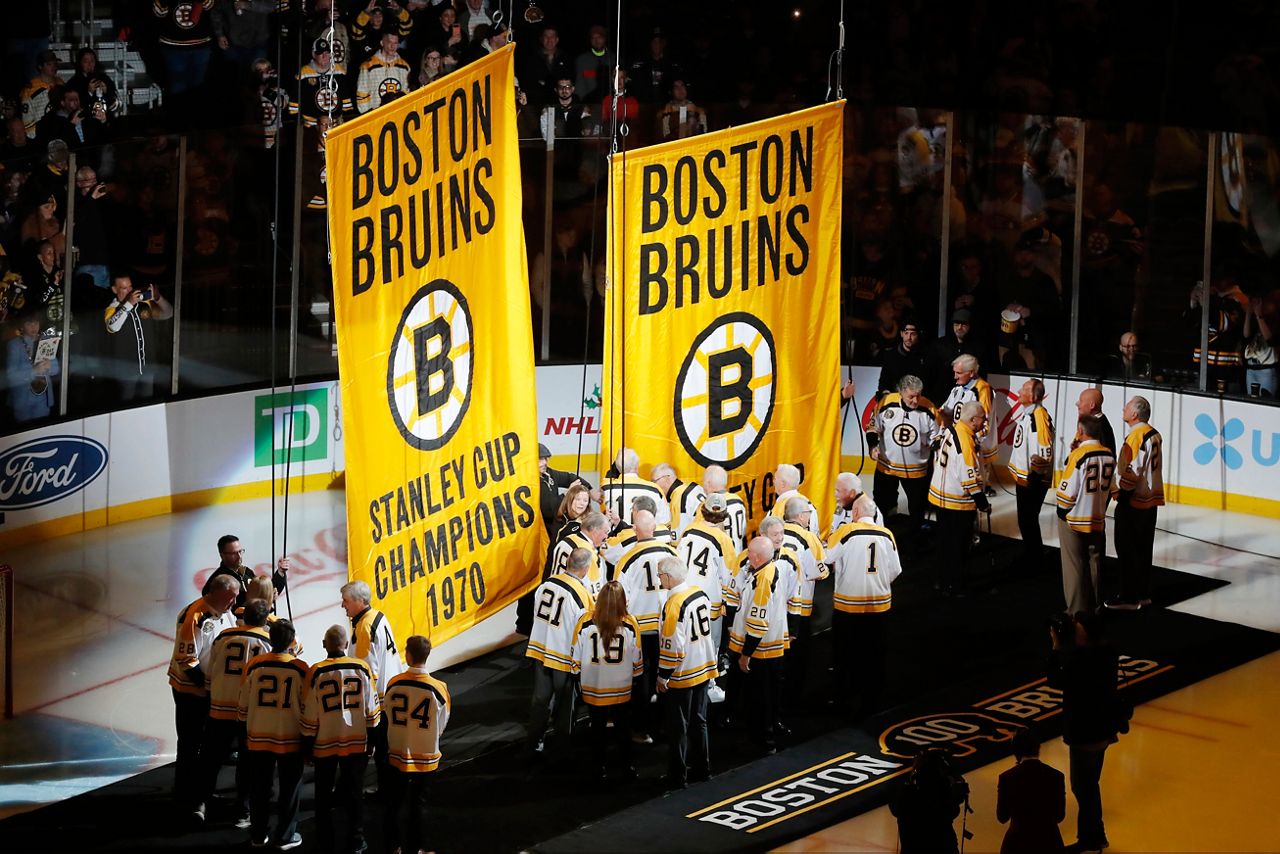 Bruins' 1970 and 1972 Stanley Cup winners raise banner