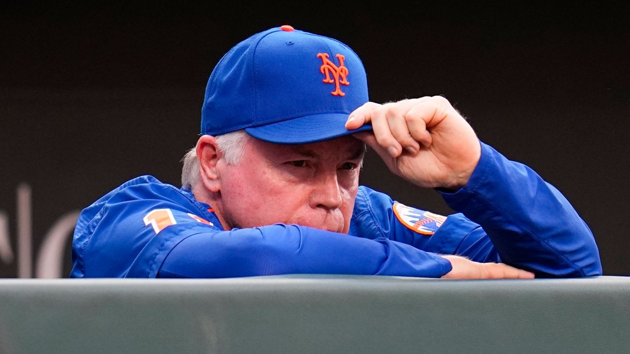 New York Mets manager Buck Showalter walks back to the dugout