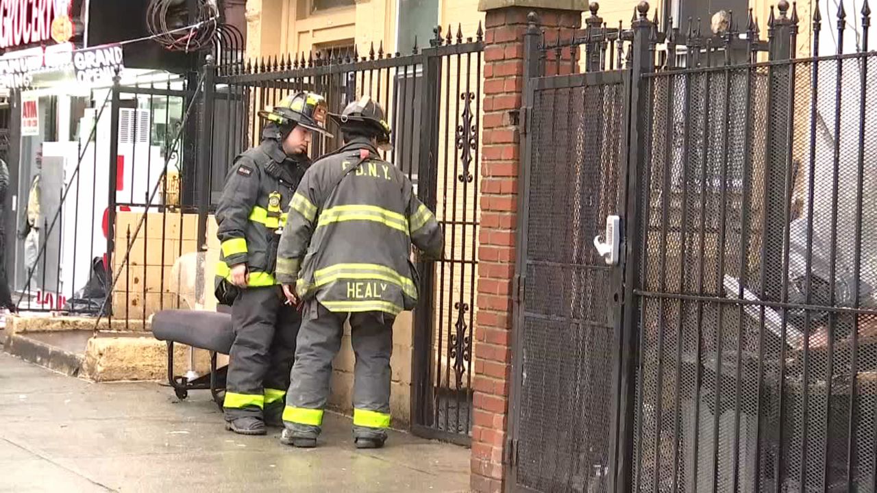 Incendio en El Bronx deja 3 bomberos heridos y 30 evacuados