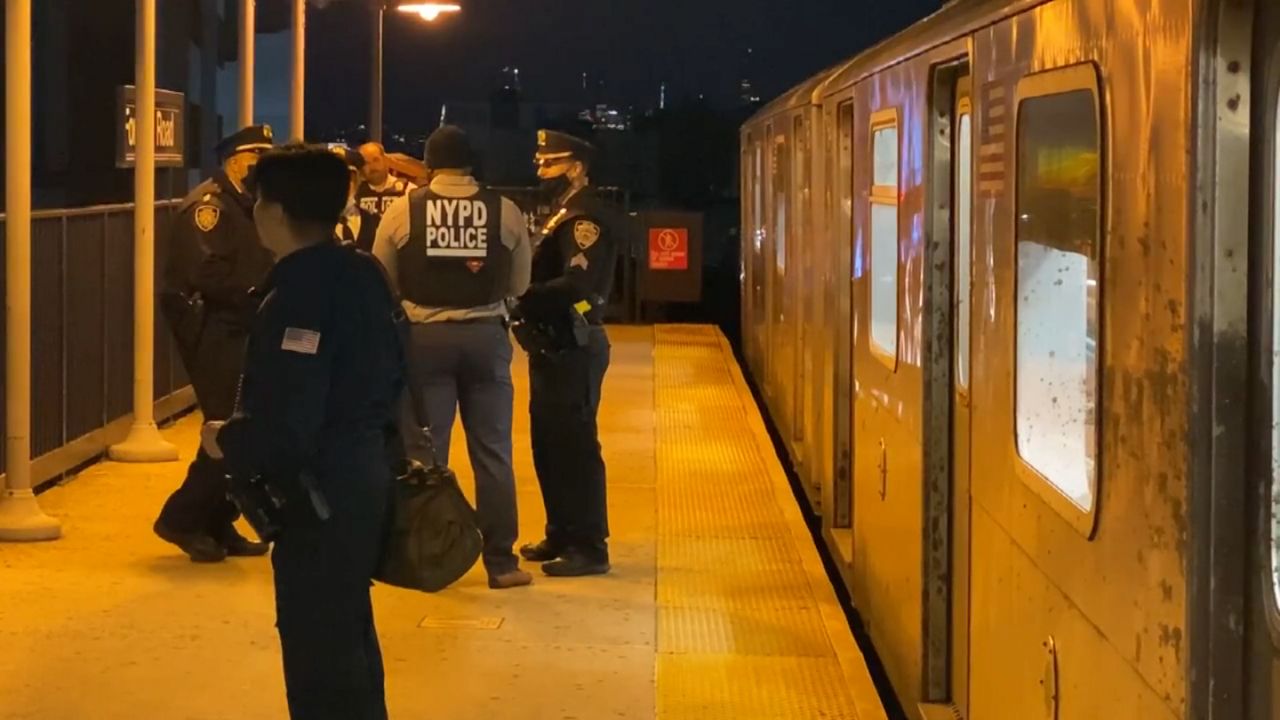 Investiga NYPD balacera en un vagón del metro en El Bronx