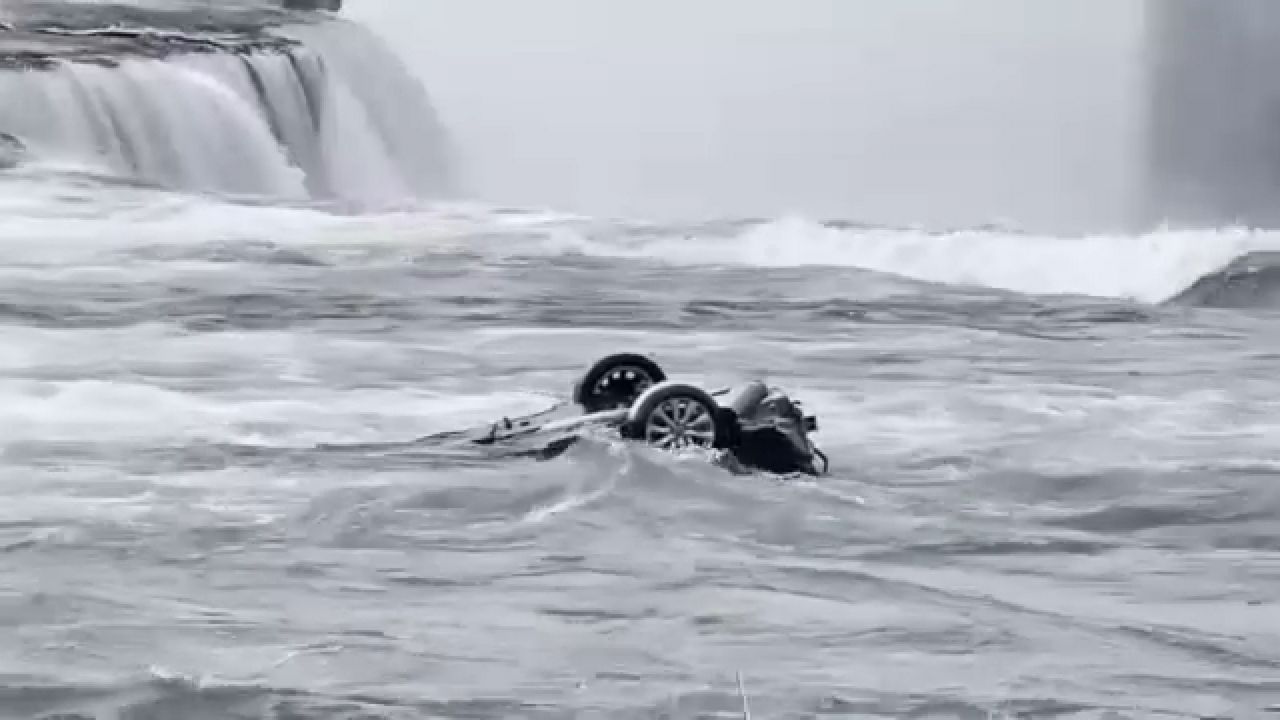 Car plunges over Niagara Falls after being stuck in river