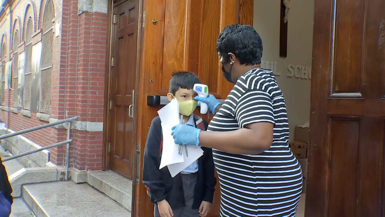 Escuelas católicas en NYC suspenden mandato de mascarillas