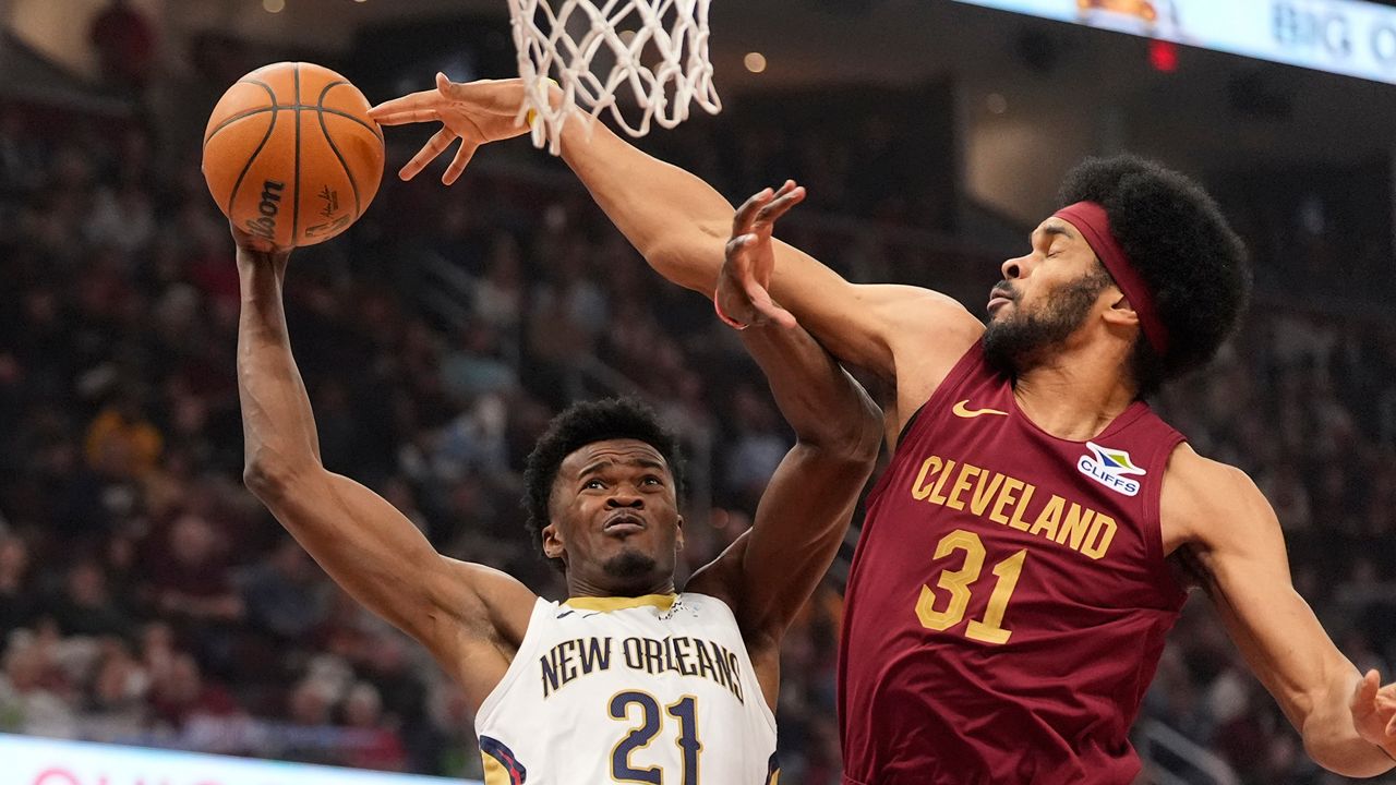 New Orleans Pelicans center Yves Missi (21) is fouled by Cleveland Cavaliers center Jarrett Allen (31) in the first half of an NBA basketball game, Wednesday, Nov. 20, 2024, in Cleveland. (AP Photo/Sue Ogrocki)