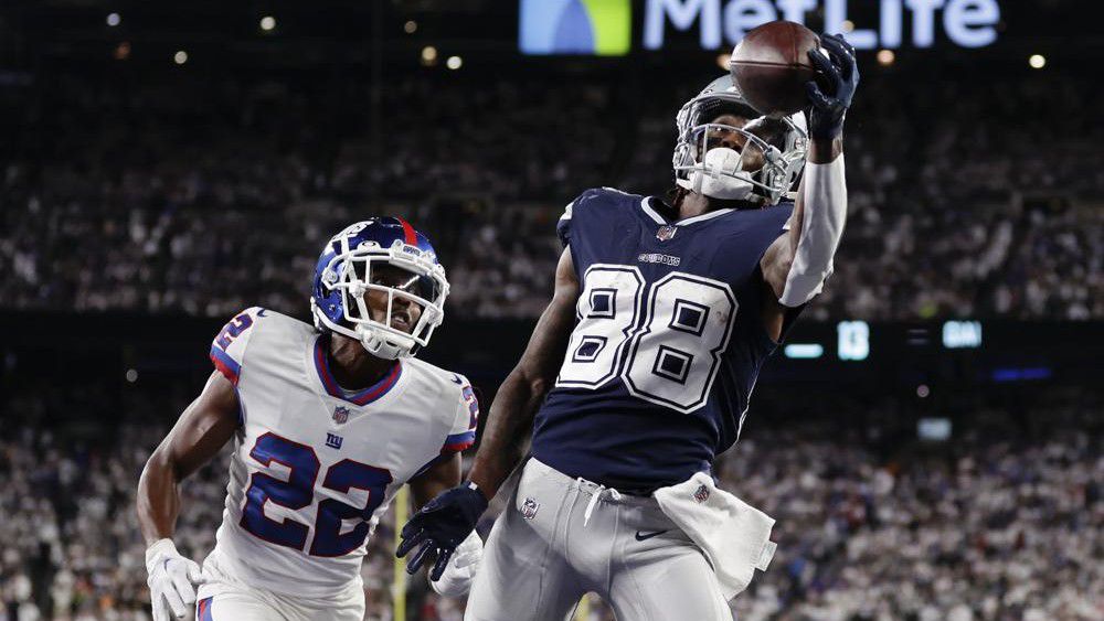 Dallas Cowboys wide receiver CeeDee Lamb (88) makes a catch in the end zone for a touchdown against New York Giants cornerback Adoree' Jackson (22) during the fourth quarter of an NFL football game, Monday, Sept. 26, 2022, in East Rutherford, N.J. (AP Photo/Adam Hunger)