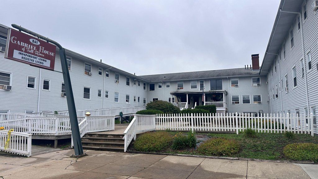  El centro de cuidados paliativos Gabriel House se muestra tras el incendio en Fall River, Massachusetts, el lunes 14 de julio de 2025.