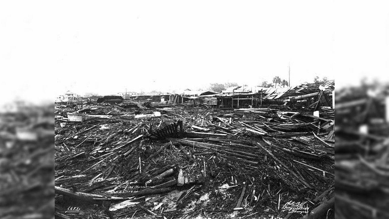 Surge damage in Channelside from 1921 Hurricane. Credit: Hillsborough County Public Library