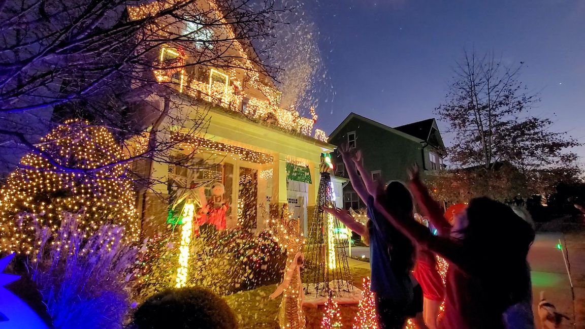 Chapel Hill Christmas display raises money