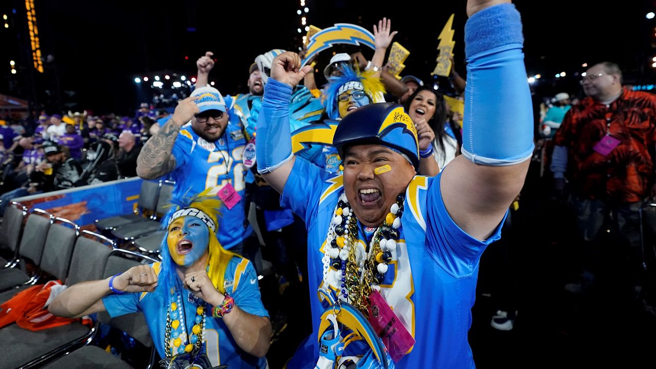 Chargers stay local, draft LA natives Tuipulotu, Henley