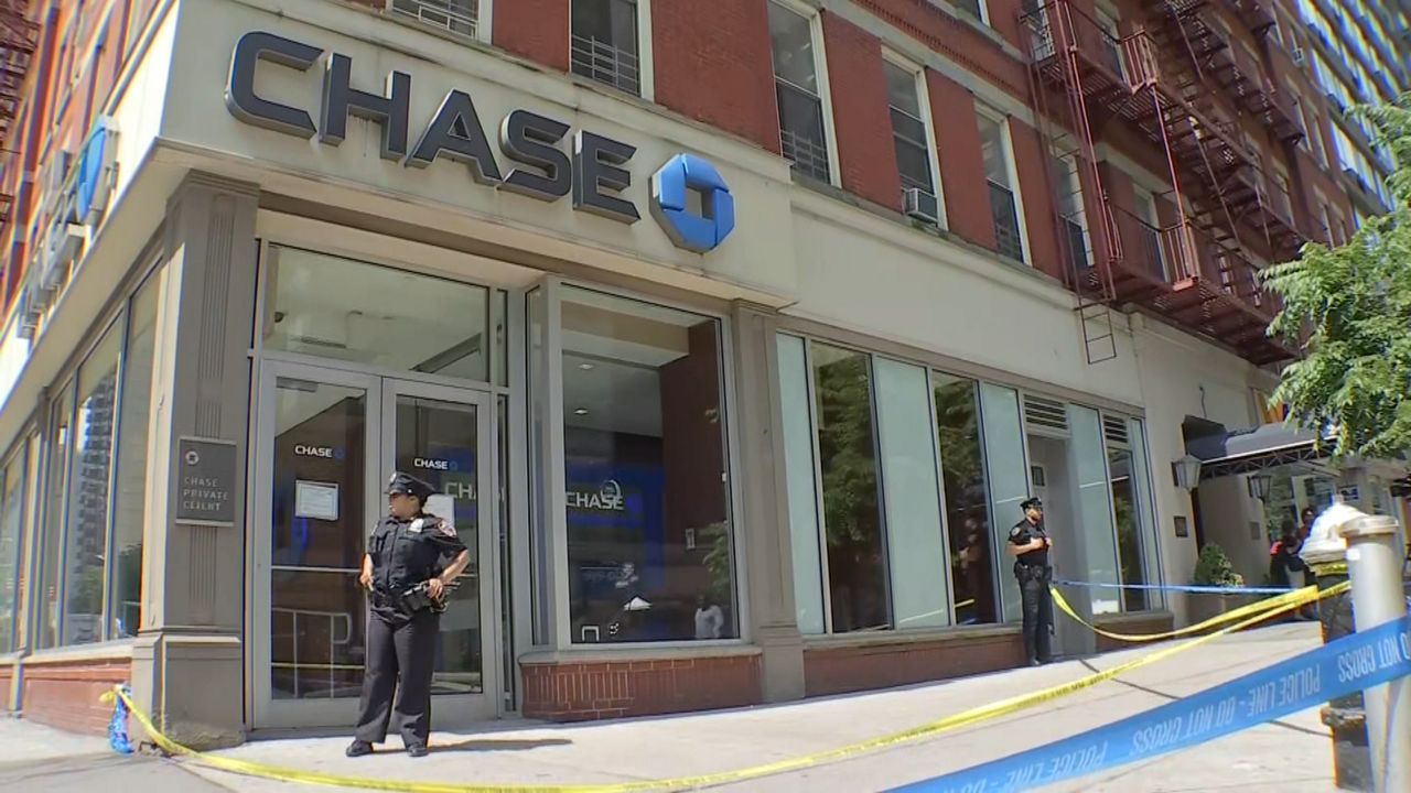 Security guard slashed, seriously hurt at UES bank police