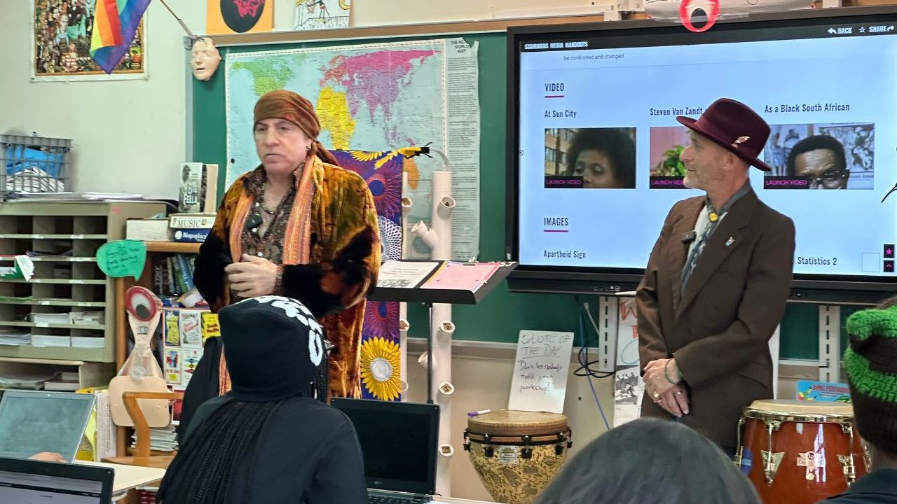 史蒂维·范·桑特访问布鲁克林学校，推行他的“教育摇滚”计划