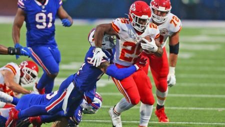 Rain, lightning delay Chiefs-Bills game for over an hour 