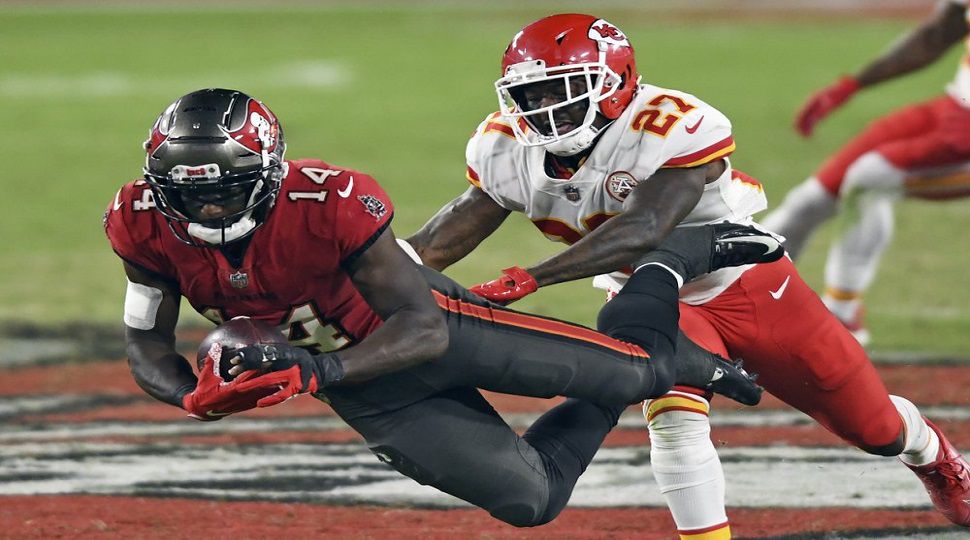 Bucs franchise tag WR Chris Godwin, re-sign LB Lavonte David