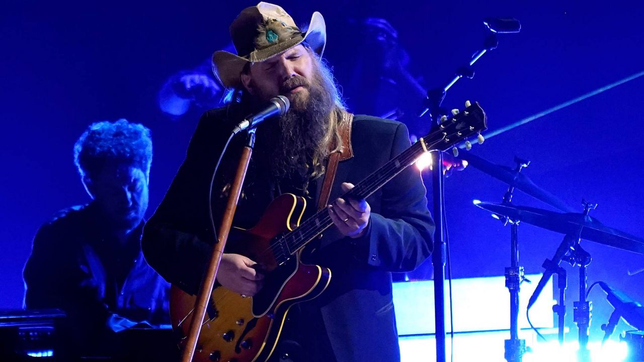 Chris Stapleton Sings the National Anthem at Super Bowl LVII 