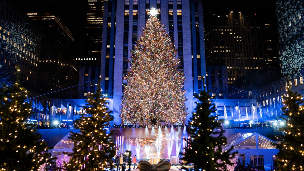 Crowds return to Rockefeller Plaza for tree lighting