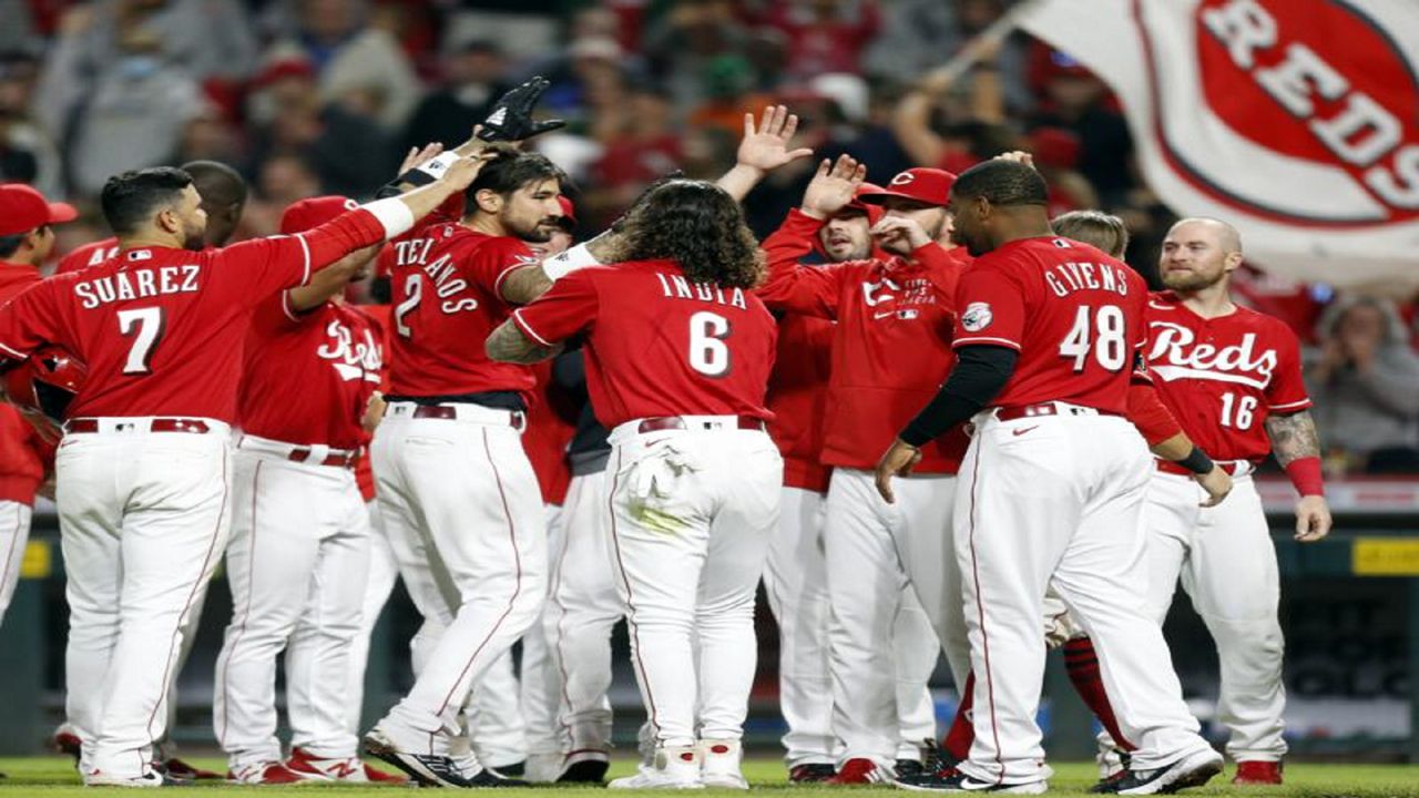 Kyle Farmer hits a three-run homer to carry the Reds to a win over the  Giants