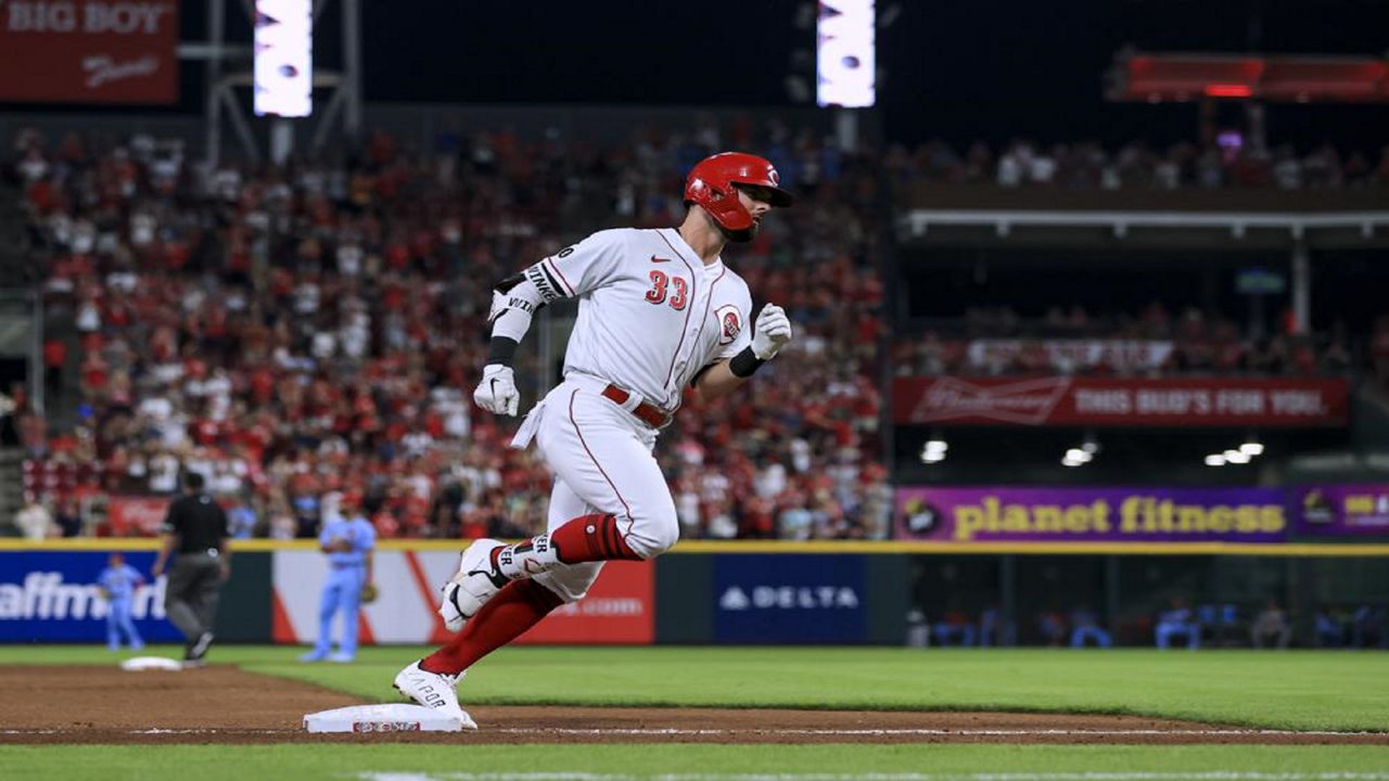 Winker drives in 4, Castillo lasts 7, Reds hold off Cards