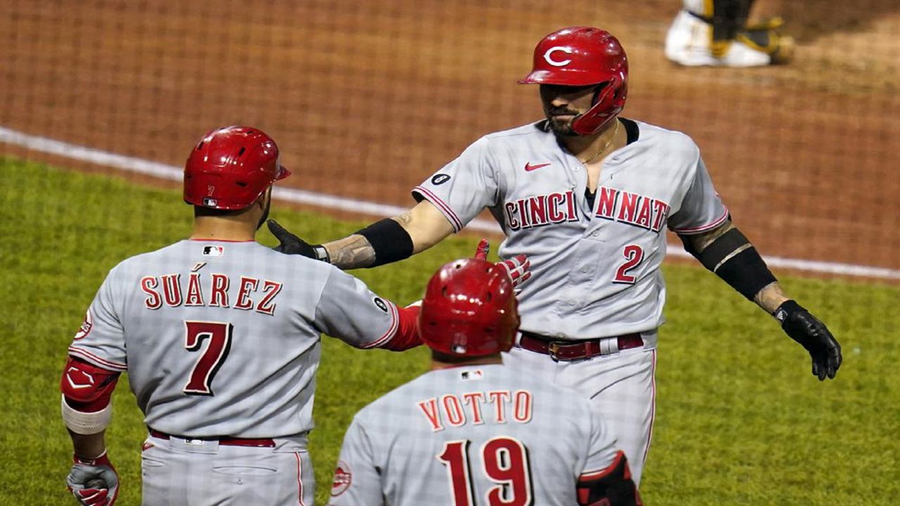Reynolds' four hits power Pirates to 8-6 win over Reds