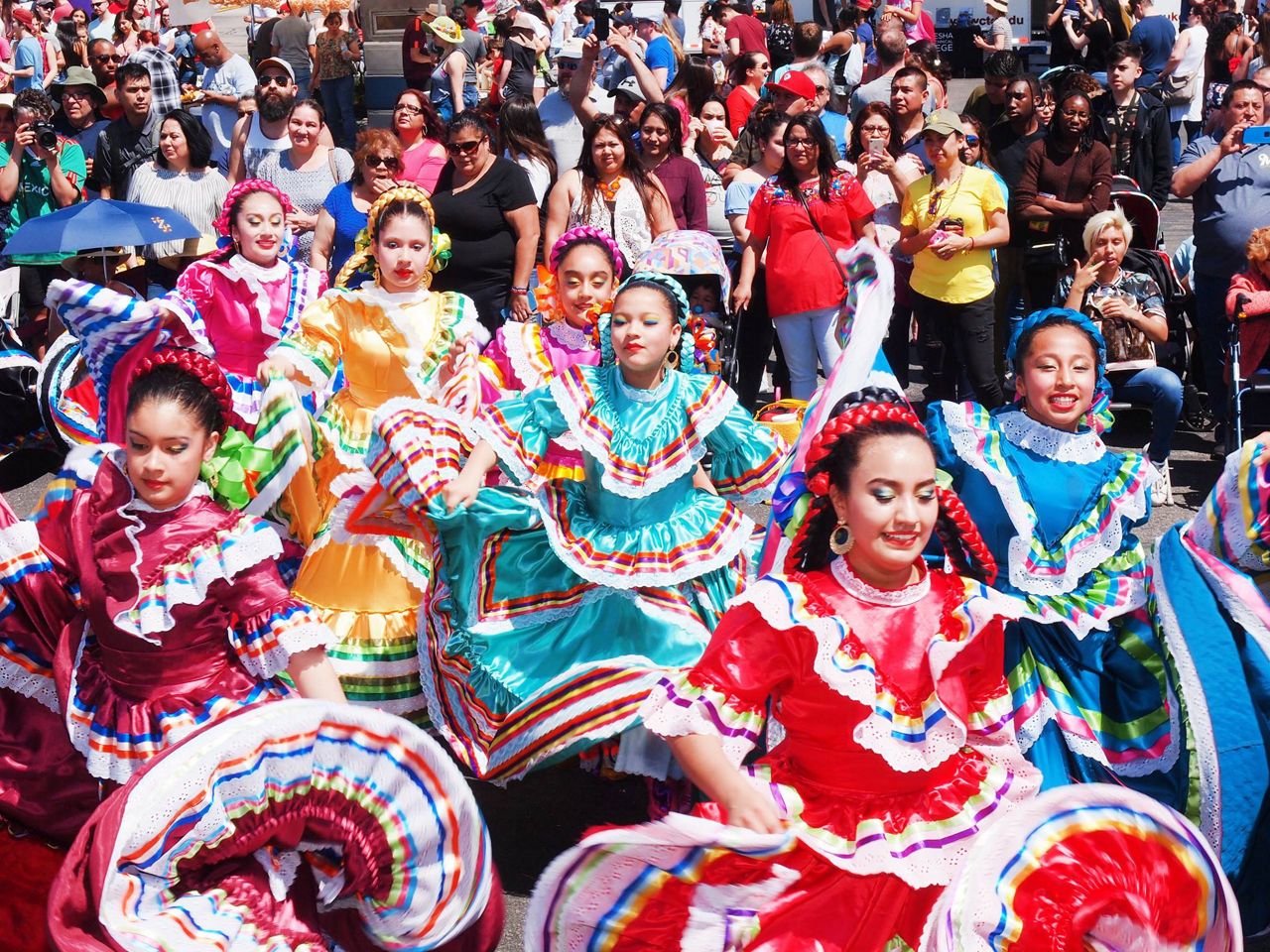 Women in traditional Mexican folklore dance attire