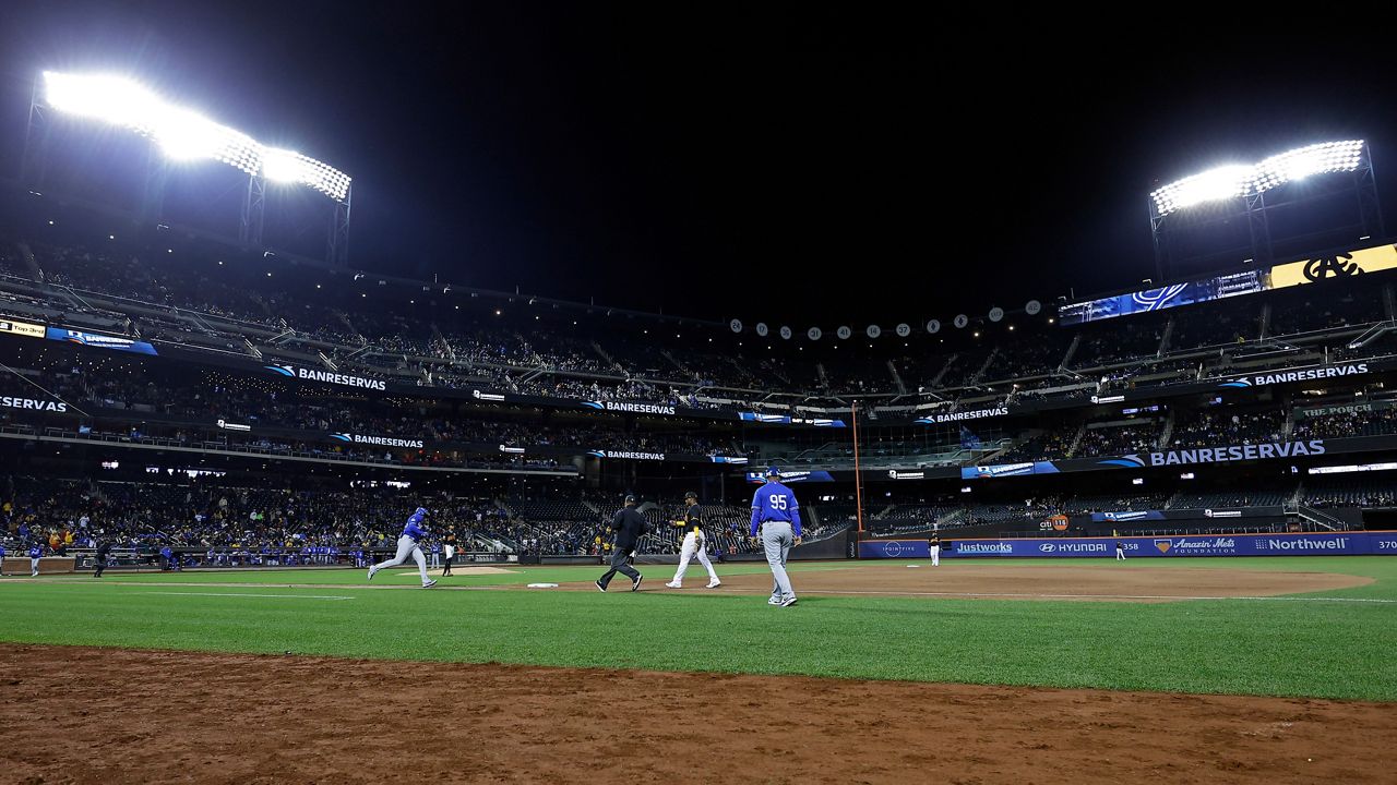 Warm reception on chilly night as Dominican Winter League teams meet in New  York