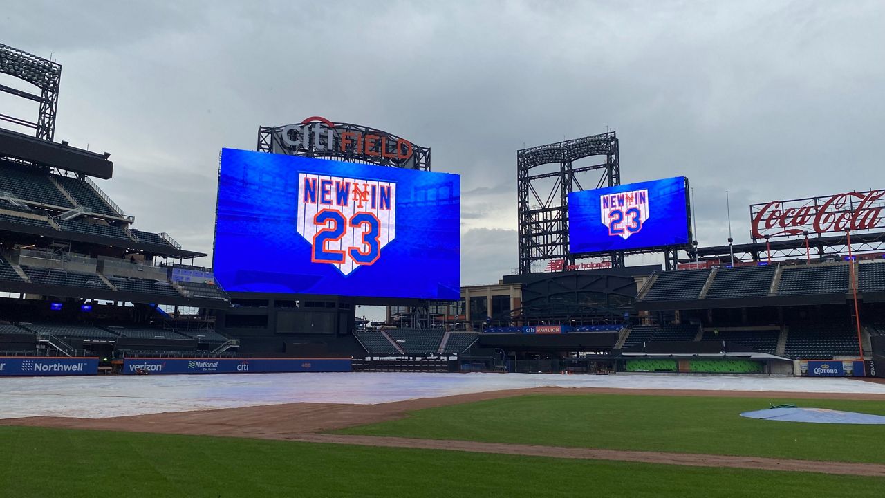 Man snags 2 foul balls in span of 3 pitches at Citi Field