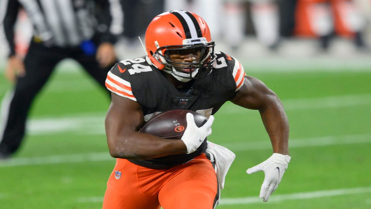 Nick Chubb runs for 2 TDs, Browns blast Joe Burrow, Bengals 32-13 - The  Globe and Mail