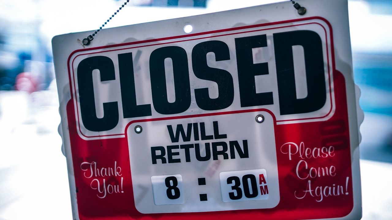 This photo shows a "closed" sign (Pixabay)
