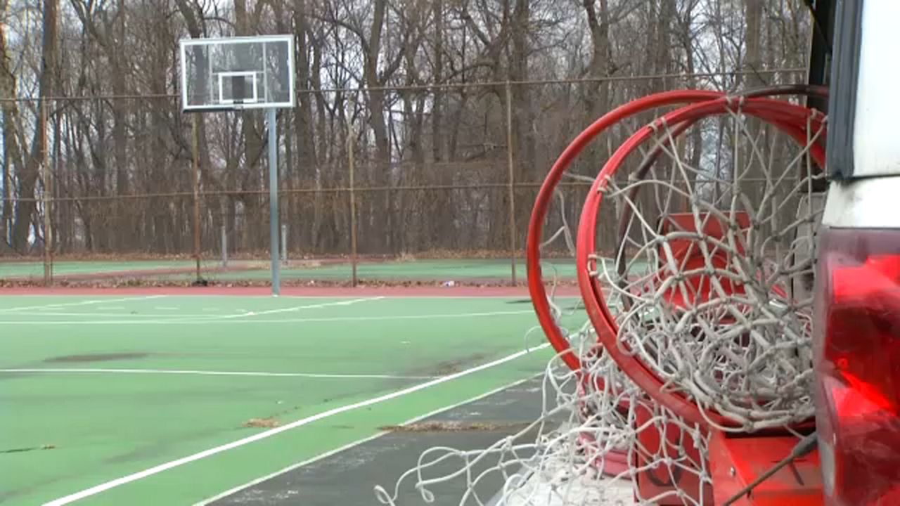 Neoyorquinos forzados a abandonar las canchas de basquetbol