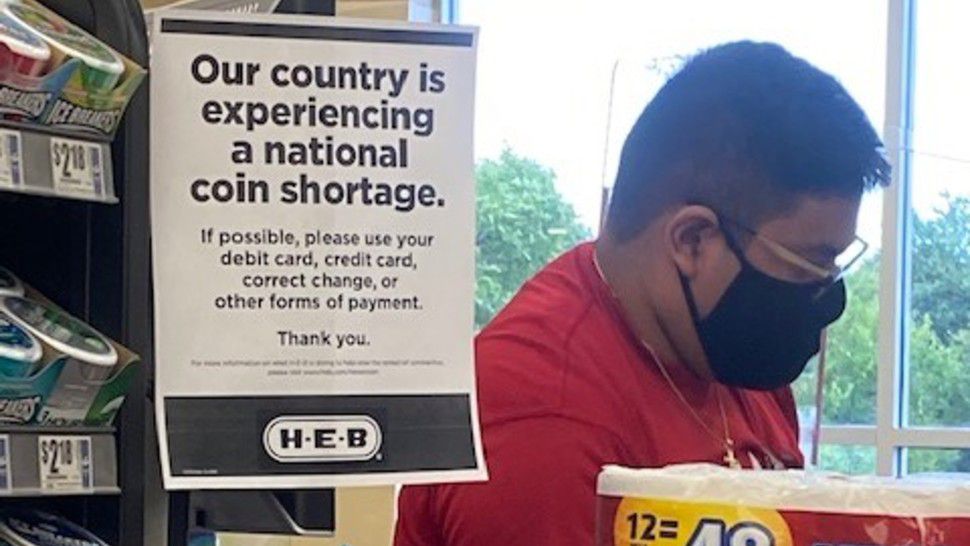 A sign posted at checkout inside an Austin, Texas, H-E-B grocery store warns customers of a nationwide coin shortage. (Victoria Maranan/Spectrum News)