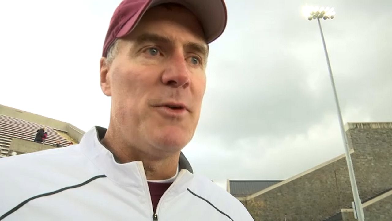 Hunt stepping down as head coach